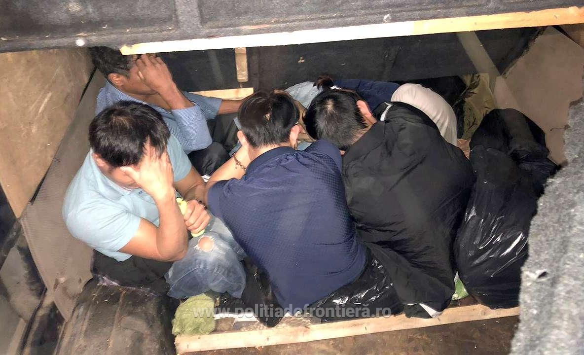Arad: 7 migranți, ascunși într-un loc special amenajat într-un microbuz de marfă pentru a ieși ilegal din țară