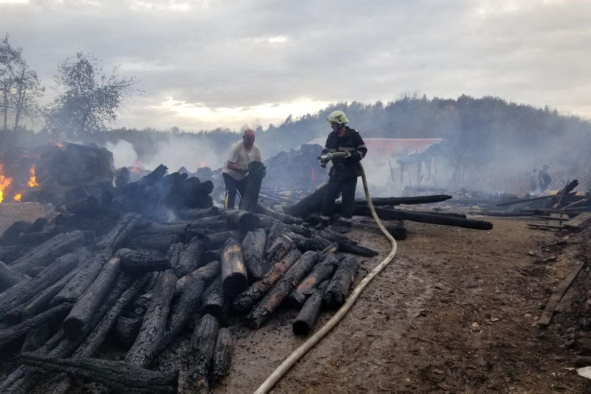 Arad: Imagini apocaliptice după un foc făcut în spațiu deschis în curte a scăpat de sub control. Atenționările pompierilor