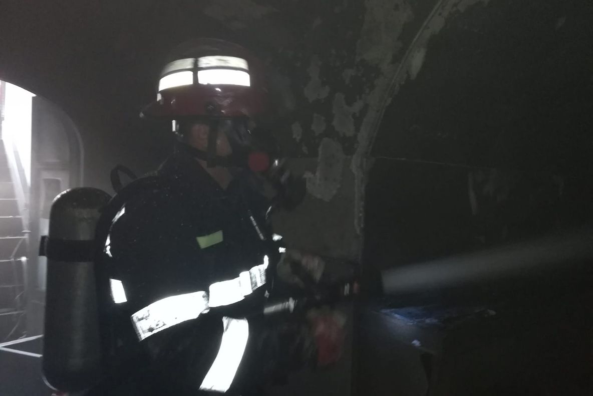 Arad: Un cunoscut club din centrul municipiului Arad, mistuit de flăcări. Pompierii și polițiștii fac cercetări