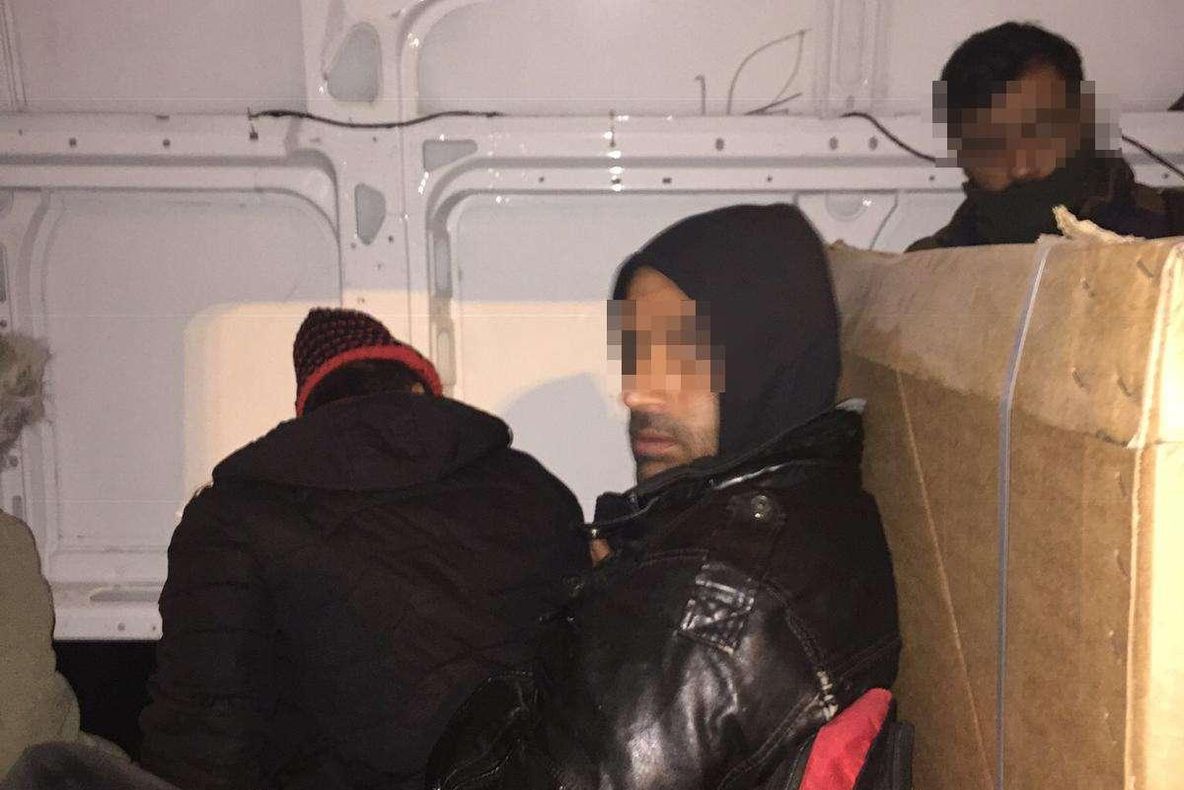 Arad: 15 migranți din Irak, cu vârste cuprinse între 7 și 47 de ani, descoperiți ascunși într-un microbuz de marfă pentru a trece granița ilegal