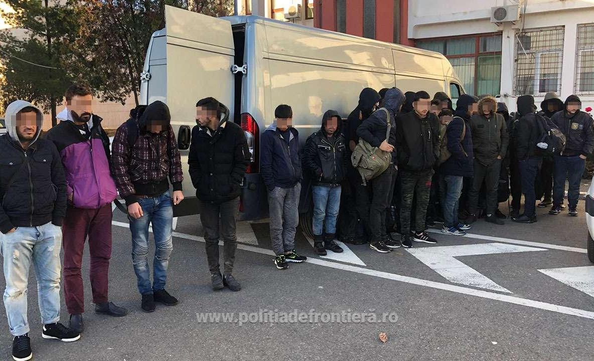 Arad: 27 de migranți, descoperiți într-un microbuz de marfă, la punctul de trecere a frontierei de pe autostrada Nădlac-Arad