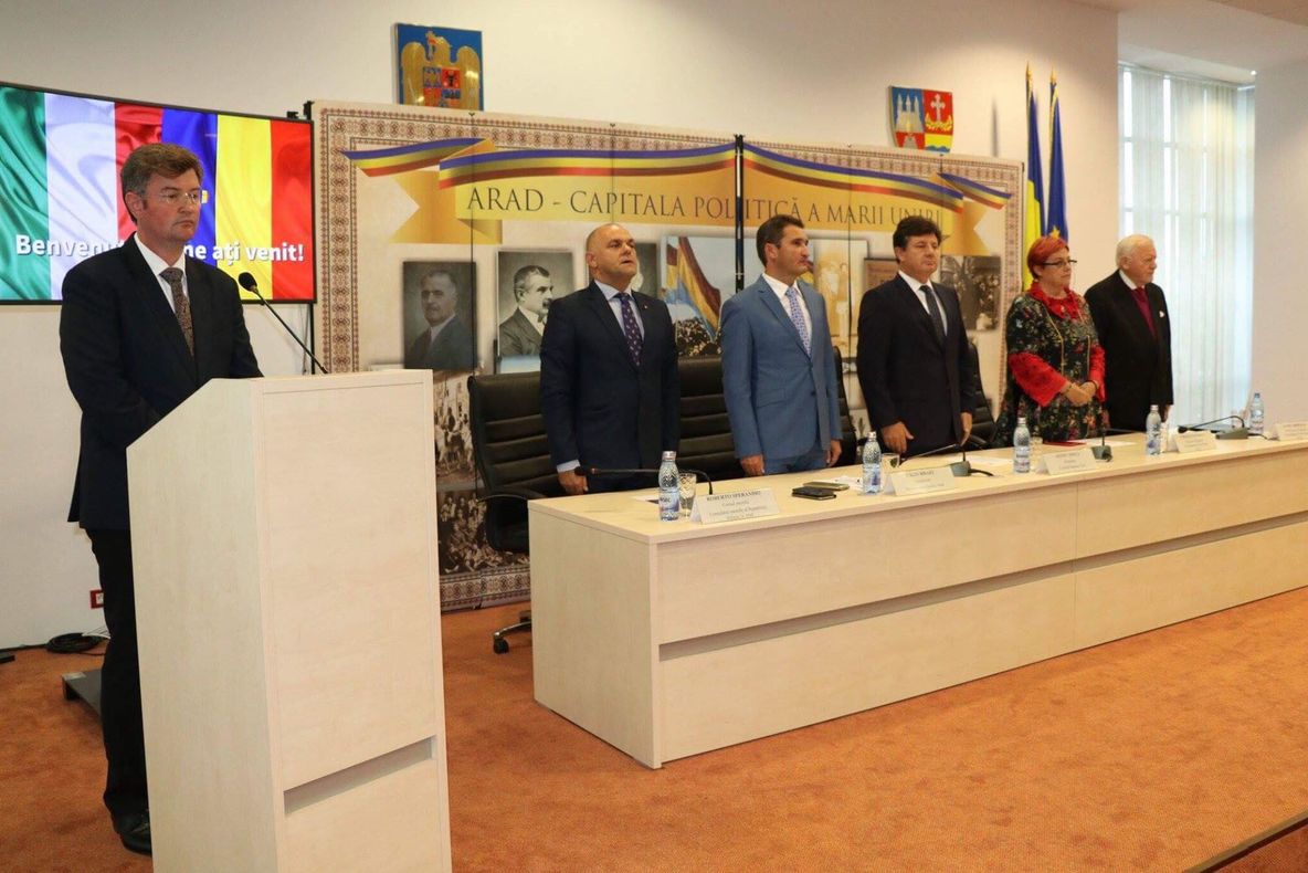 Arad: Autoritățile au întins covorul roșu în fața investitorilor din Italia. 28 de investitori au primit "Distincția Centenar", cea mai importantă din Anul Centenar