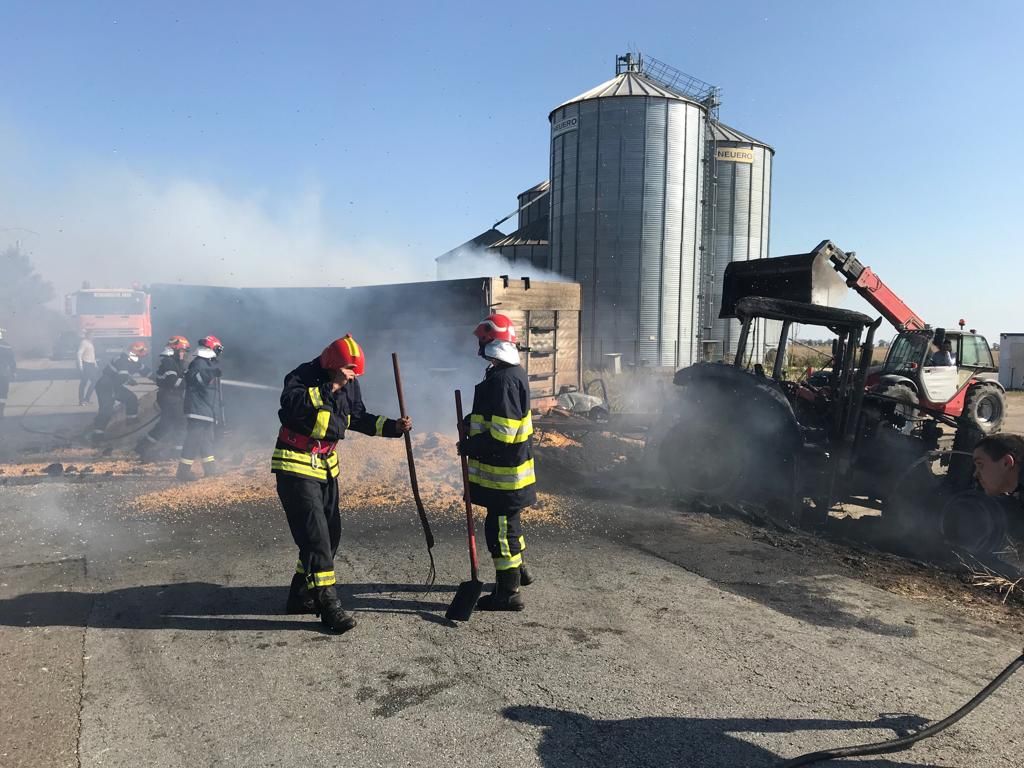 Arad: O mașină și un tractor încărcat cu porumb au luat foc, după ce s-au ciocnit pe un drum. Trei persoane, printre care un copil, la spital