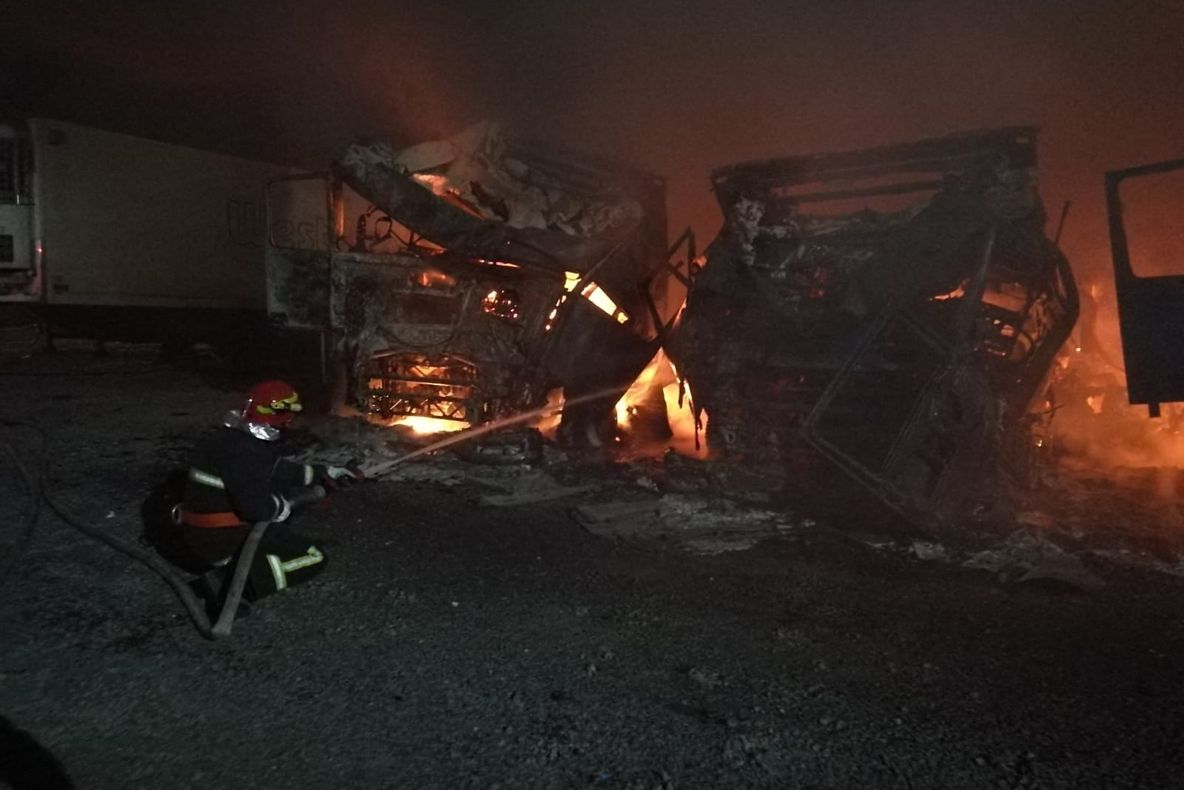 Arad: 3 camioane, mistuite de flăcări într-o parcare din județul Arad. Incendiul puternic și violent a fost anunțat târziu