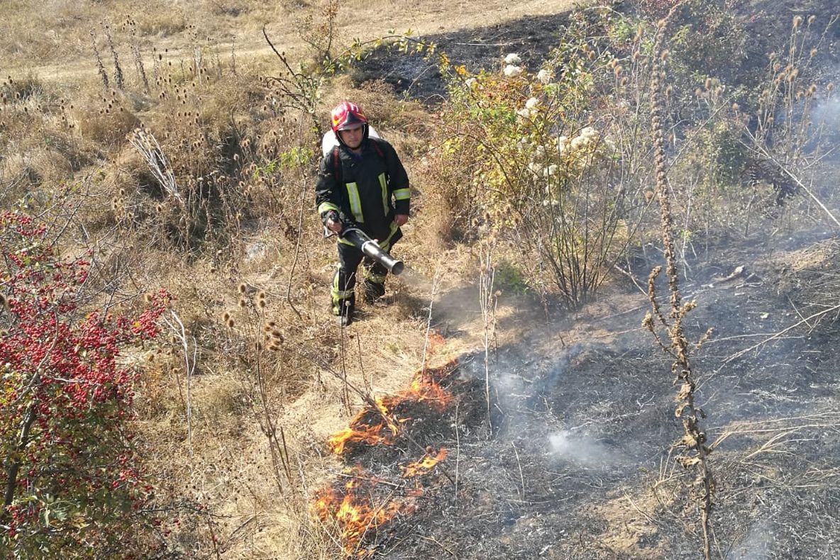 Arad: Un nou apel al pompierilor. 6 din cele 8 incendii din ultimele ore, de vegetație uscată