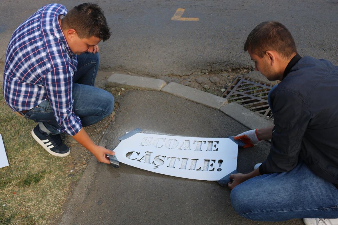 Arad: Campanie inedită pentru a-i face mai atenți pe cei care circulă cu ochii mereu în telefon. Ce mesaje au apărut pe drumurile de lângă cele mai mari școli