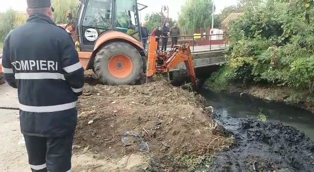 Arad: Polițiștii și pompierii au scotocit canalul Mureșel în căutarea armei folosite la împușcarea unui cunoscut membru al lumii interlope