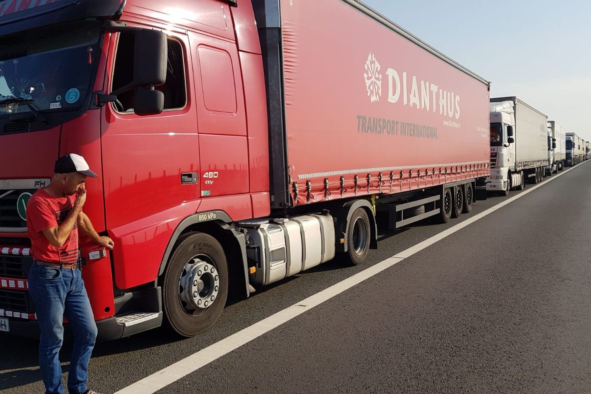 Arad: Timpi de așteptare de 210 minute pentru camioanele care ies din țară prin cel mai mare punct de trecere a frontierei din România, cel de pe autostrada Nădlac-Arad