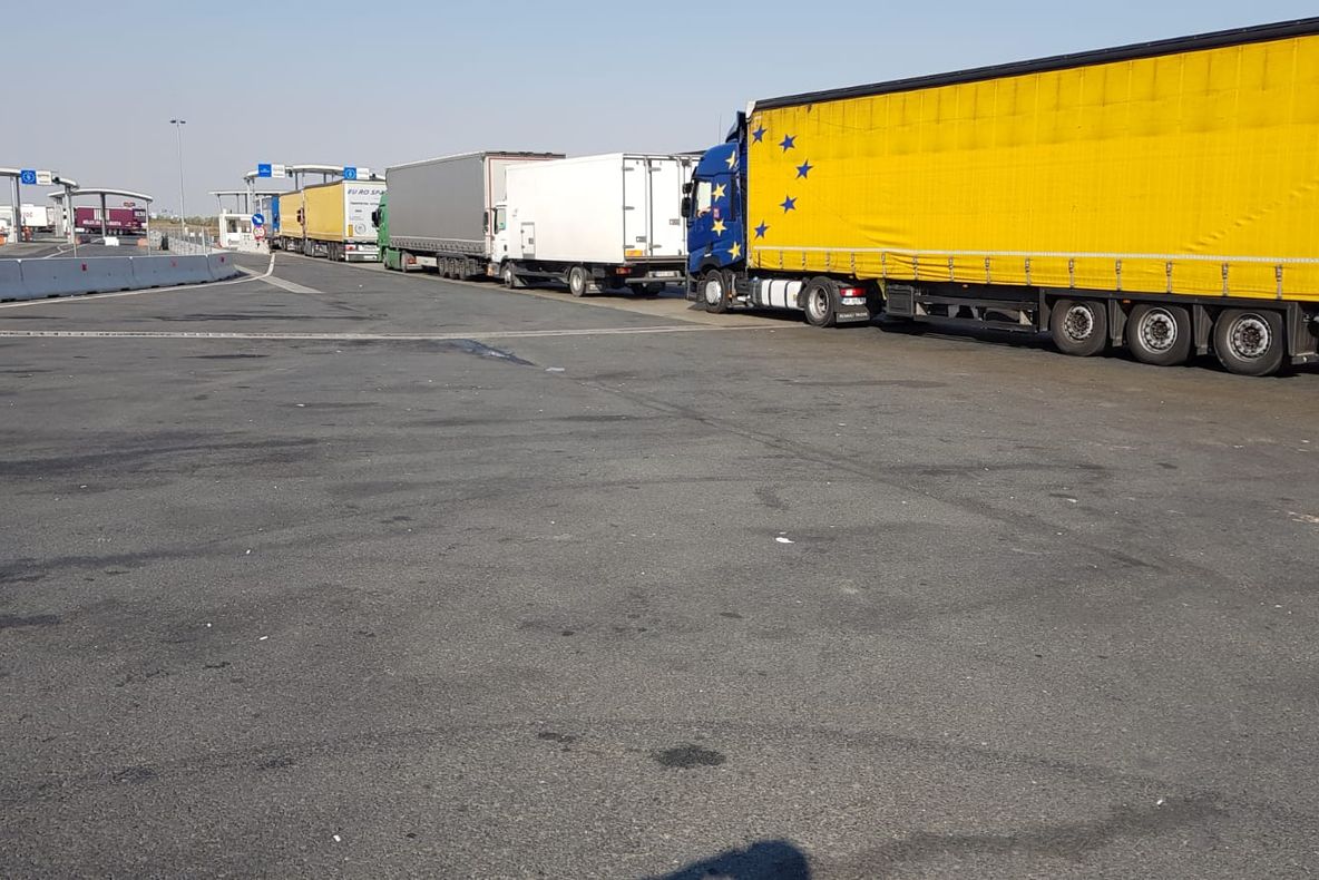 Arad: Aglomerație în cel mai mare punct rutier de trecere a frontierei, cel de pe autostrada Nădlac-Arad. De sâmbătă seara, urmează alte restricții pentru circulația prin Ungaria