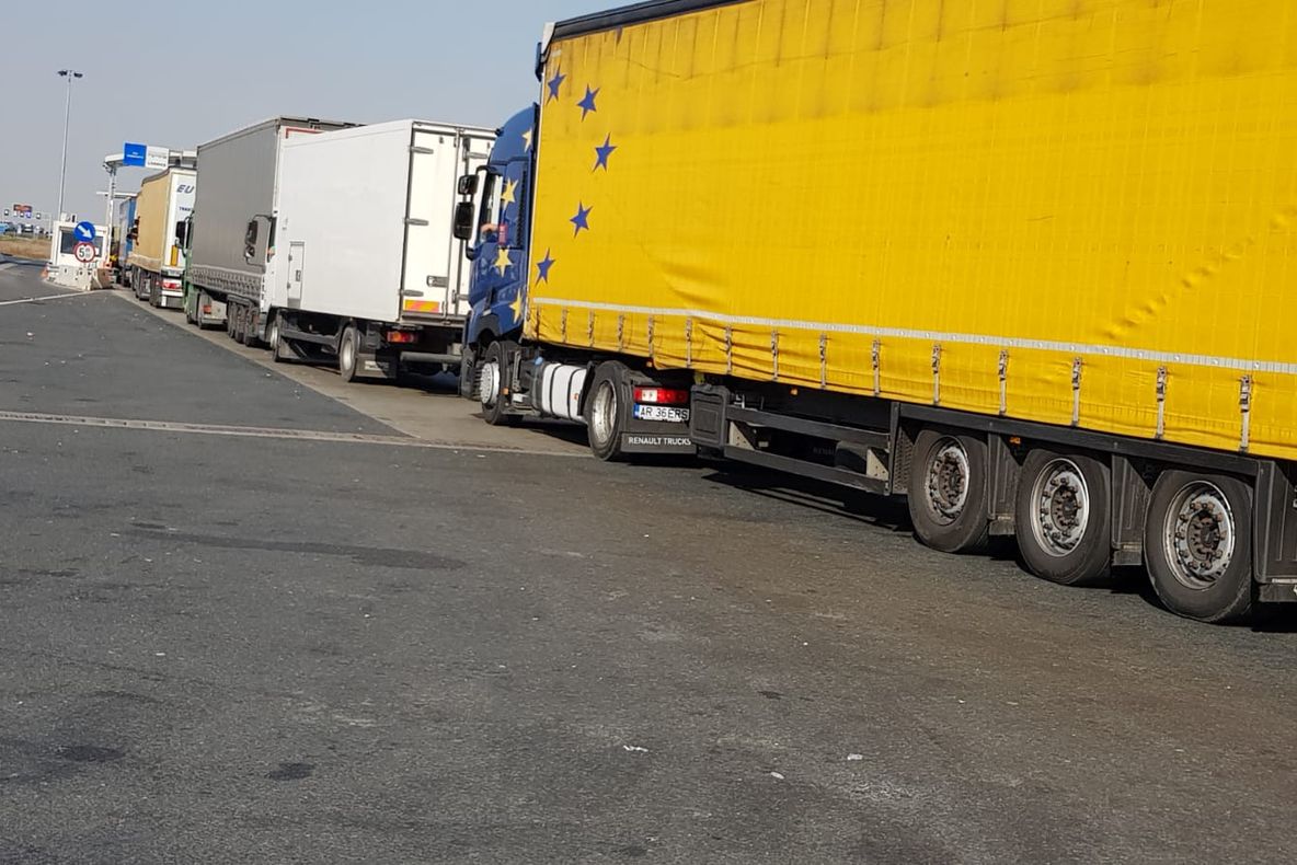 Arad: Șoferii de camioane așteaptă circa 5 ore, la frontiera de pe autostrada Nădlac-Arad, din cauza unor probleme tehnice în sistemul informatic din Ungaria