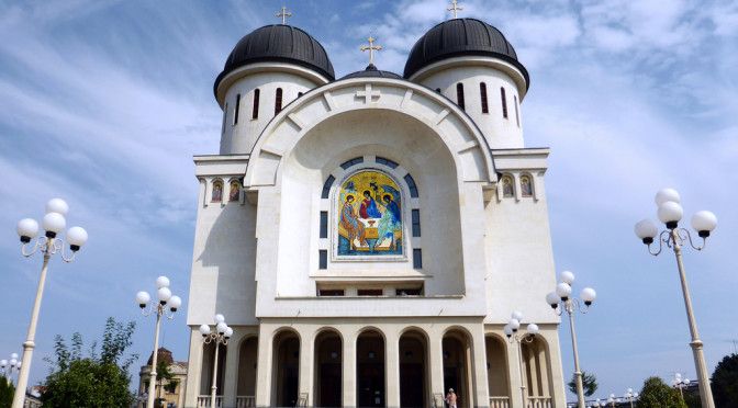 Arad: Pictura Catedralei Arhiepiscopale "Sfânta Treime" din centrul municipiului Arad, sfințită pe data de 9 decembrie