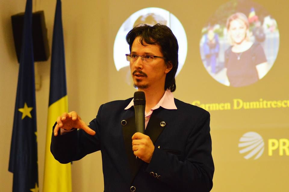 Arad: Cunoscutul judecător CSM, Cristi Danileț, este la Arad pentru a-i învață pe elevi noțiuni juridice și pentru a le arăta ce drepturi au ca și cetățeni