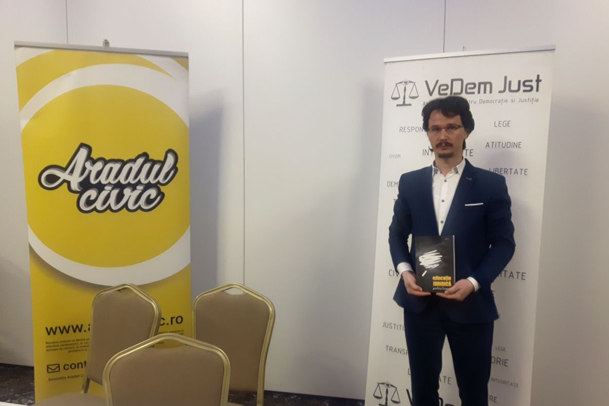 Arad: Judecătorul Cristi Danileț a lansat campania "Educație juridică în școli" pentru a-i învăța pe tineri cum să nu fie victimele sau autorii unor infracțiuni. Ce infracțiuni au legătură cu copiii