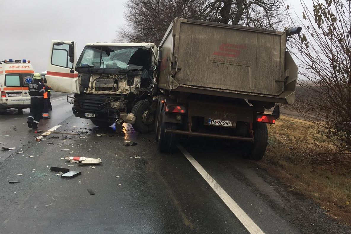 Arad: Accident între un autoturism și un camion, pe DN7. O persoană, transportată la spital
