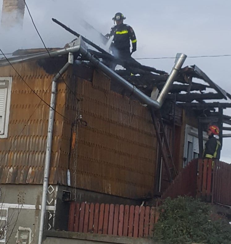 Arad: Un incendiu puternic a cuprins acoperișul unei case. Viteza de reacție și profesionalismul pompierilor au făcut diferența