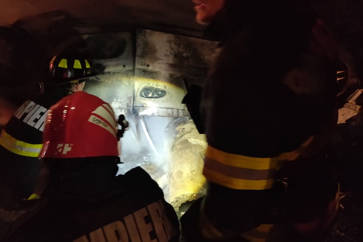 UPDATE. Arad: 2 persoane carbonizate într-o mașină în flăcări, răsturnată la marginea unui drum din Arad