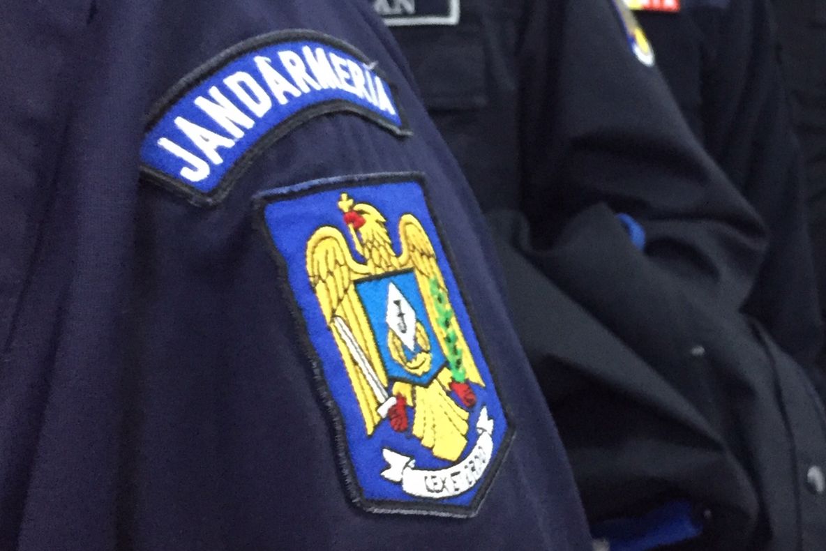 Arad: VIDEO 7 bărbați, amendați de către jandarmii din Arad după ce au încercat să schimbe cu forța sistemul de scurgere pluvială a unei case care aparținei unei femei de 80 de ani 