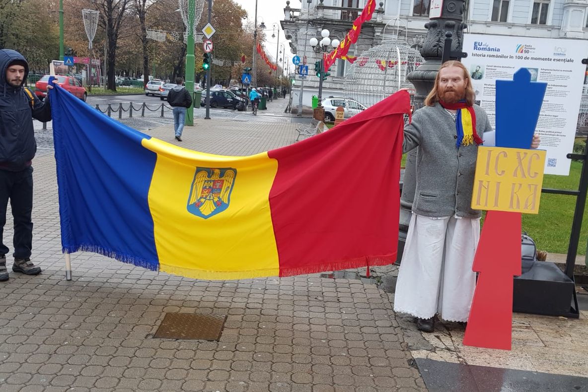 Arad: 2 bărbați au pornit pe jos pentru a reface traseul prin Țara Moților pe care arădenii l-au urmat în 1918 când au mers la Marea Unire de la Alba Iulia