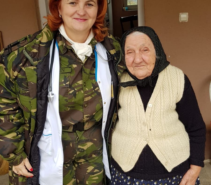 Arad: ACT NOBIL. Medicii militari de la Timișoara acordă consultații gratuite, sâmbătă, în localități izolate din munții din județul Arad