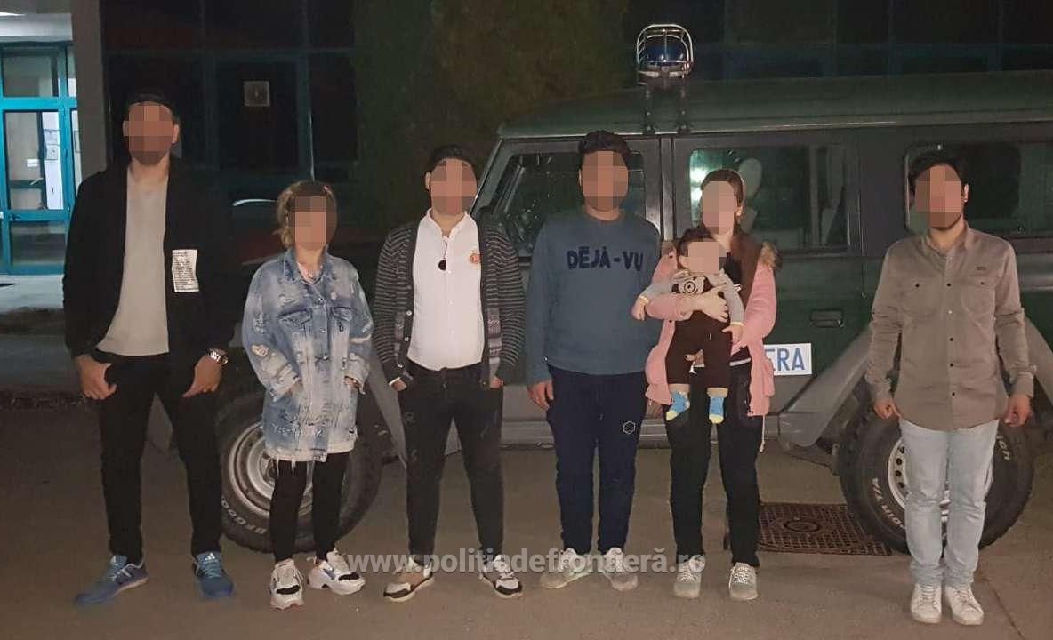 Arad: 7 migranți din Iran, printre care un bebeluș de 9 luni, depistați pe un câmp de la frontiera cu Ungaria 