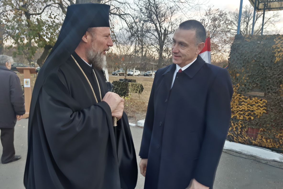 Arad: Ministrul Apărării, Mihai Fifor: distincții la cei 20 de ani de la înființarea Batalionului Mixt Româno-Ungar. "O formațiune militară aparte, aș spune chiar unică" (...) anul viitor, la predarea-primirea comenzii (...) să raporteze: misiune îndeplin