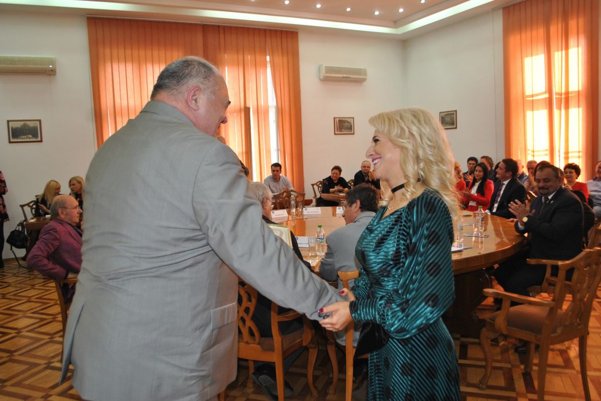 Arad: Întâlnire-eveniment: toți prefecții Aradului de după 1989 în același loc. Au fost puși în ramă și pe perete