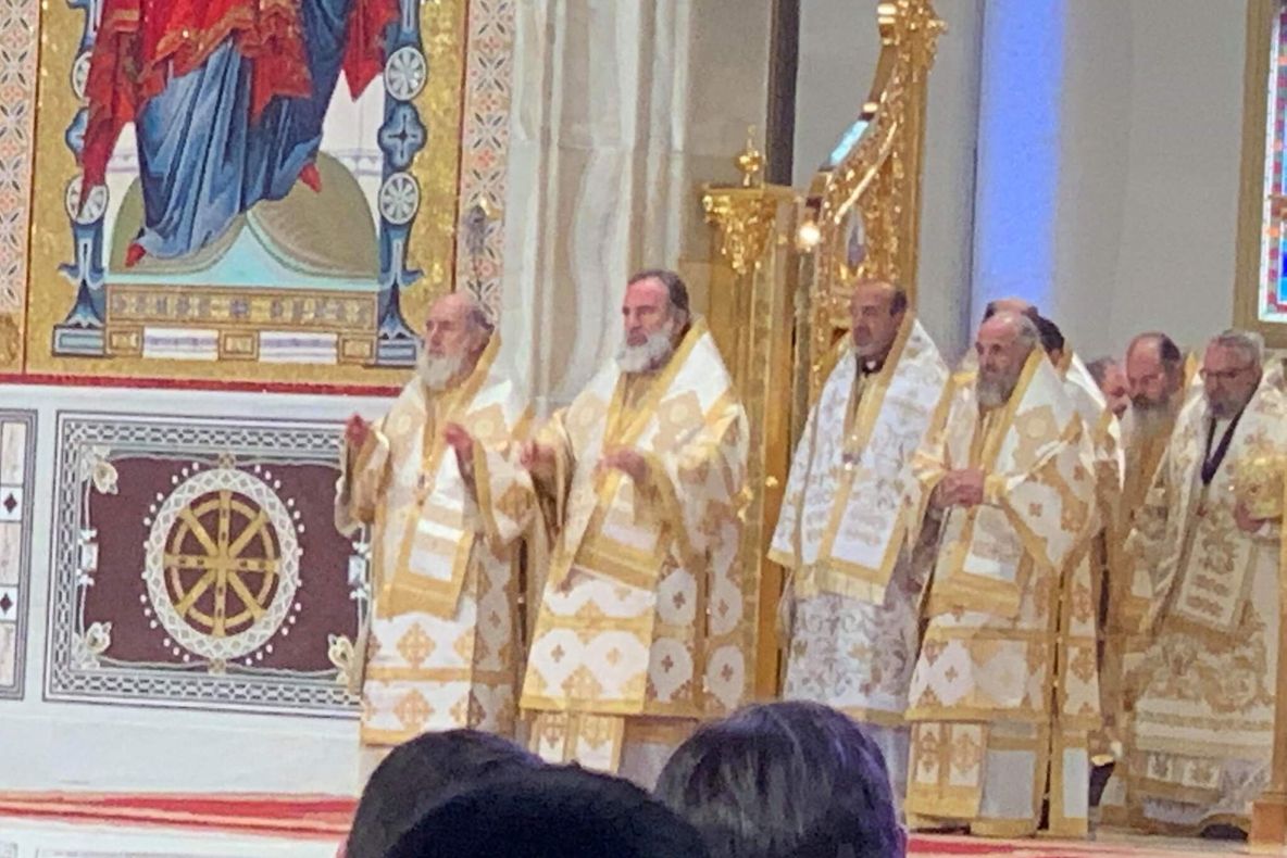 Arad: Dr. Timotei Seviciu, Arhiepiscop al Aradului, și Emilian Crișanul, Episcop-vicar al Arhiepiscopiei Aradului, parte din soborul arhiereilor care au slujit la sfințirea Catedralei Naționale 