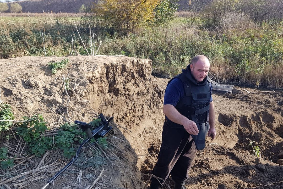 Arad: Încă 14 bombe găsite la marginea municipiului Arad. În total: 28 de bombe. Se pare că era un depozit de bombe. Căutările continuă