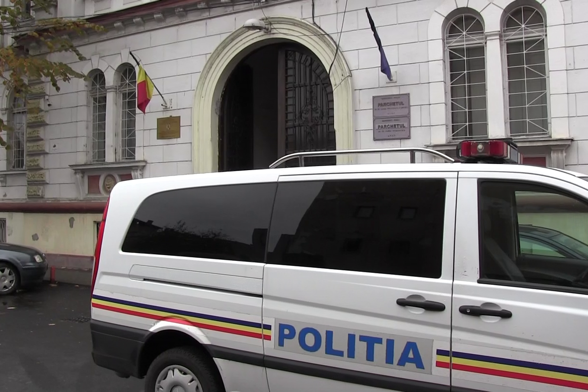 Arad: Bărbat cercetat penal, după ce trebuia să stea izolat acasă, dar a fost descoperit în timp ce se plimba prin Arad