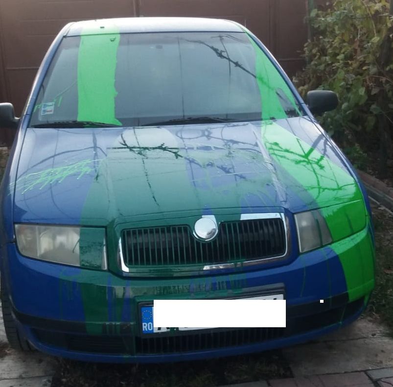 Arad: Mașina unui polițist vandalizată, după ce agentul l-a sancționat pe un tânăr de 18 ani