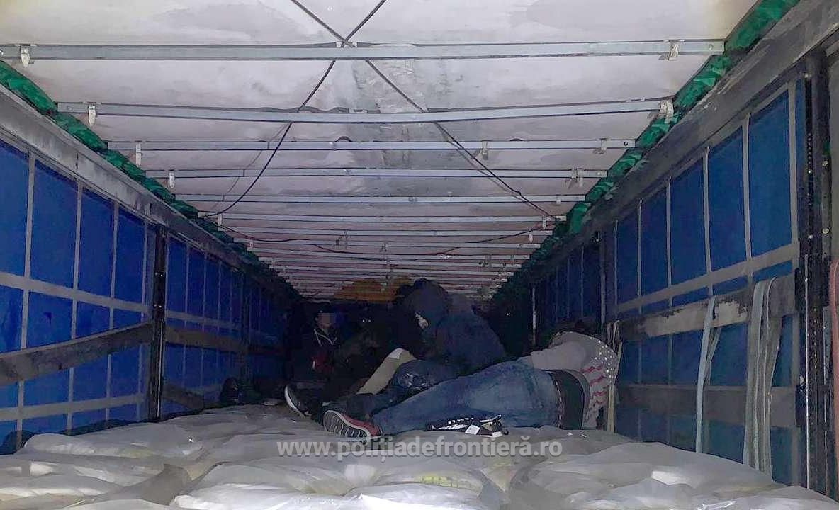 Arad: 16 migranți din Siria, Irak și Turcia, printre care 2 minori, ascunși într-un TIR cu numere de Germania, ce transporta coji de semințe