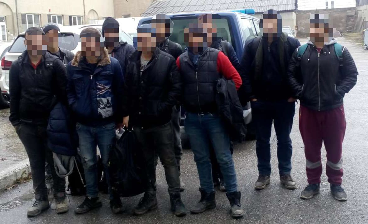 Arad: 41 de migranți, descoperiți când încercau ca să treacă ilegal granința, pe jos, chiar peste câmp