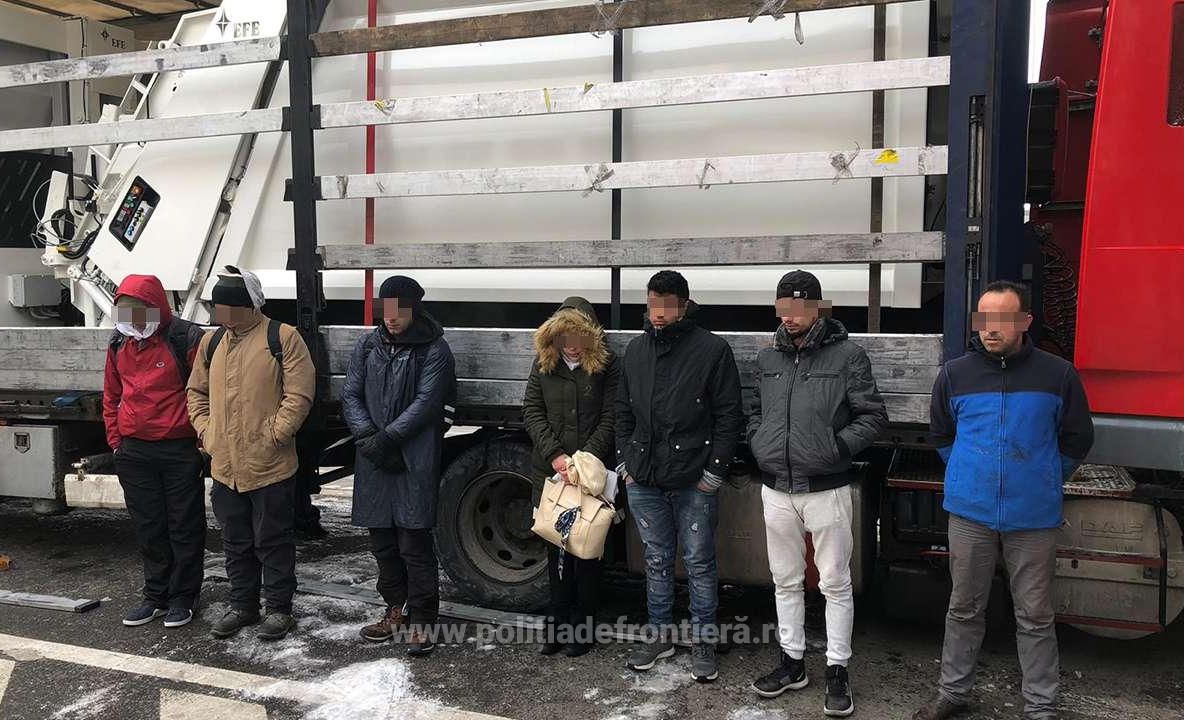 Arad: 6 cetățeni din Siria și Iran, ascunși printre ultilajele dintr-un TIR, la frontiera de pe autostrada Nădlac-Arad. Șoferul turc, cercetat