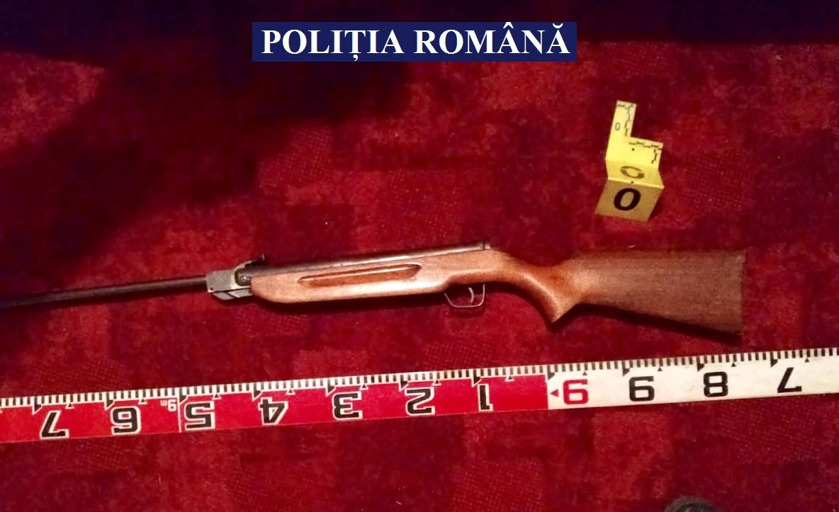 Arad: Peste 120 de pistoale, arme, cartușe, săbii și cuțite baionetă de contrabandă, descoperite în casele unui bărbat din județul Arad