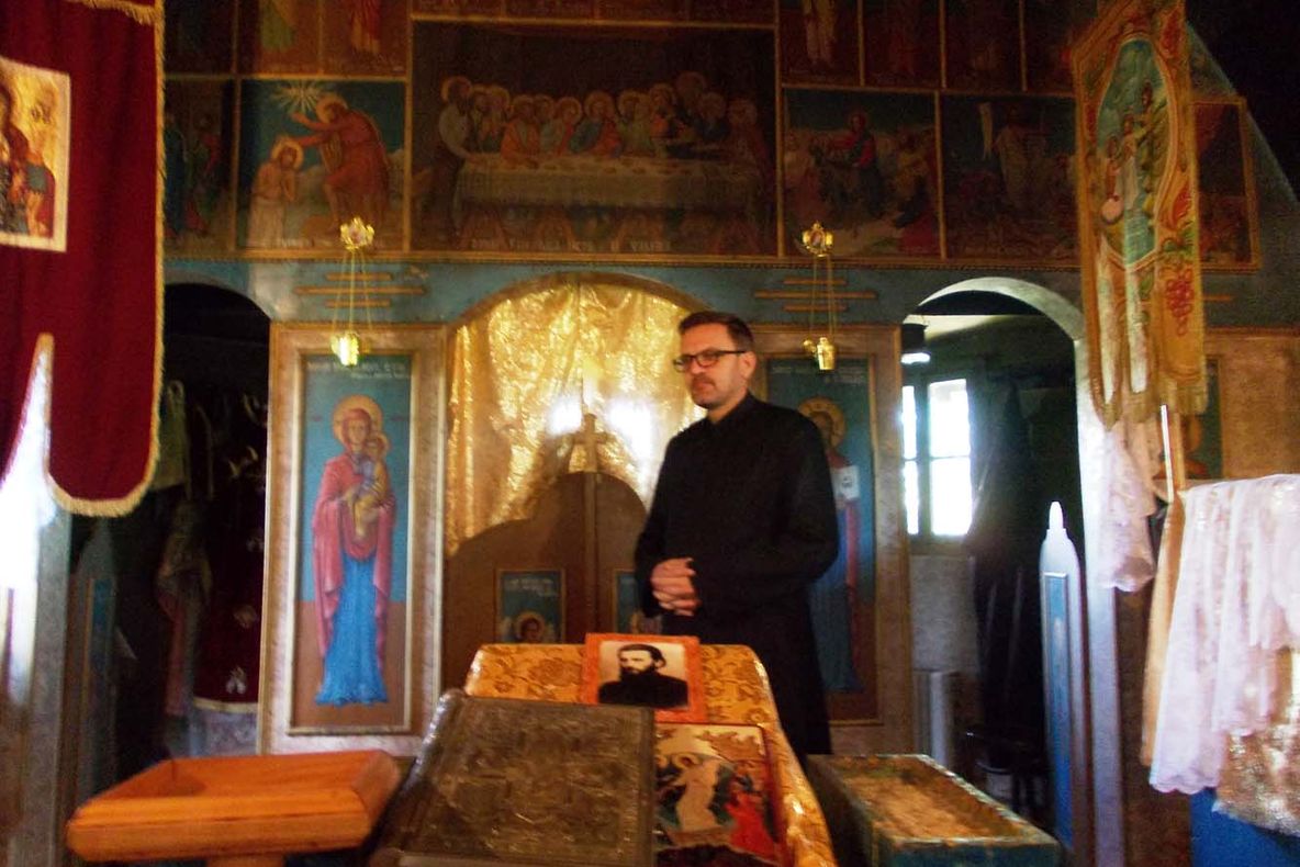 Arad: Biserica de lemn din Vidra, comuna Vârfurile, apare pe marginea filelor unei cărți în 1708