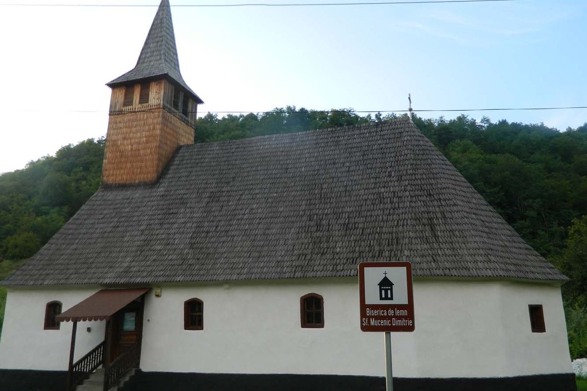 Arad: Biserica de lemn de la Roșia Nouă, județul Arad, considerată ca fiind "una dintre frumusețile Transilvaniei"