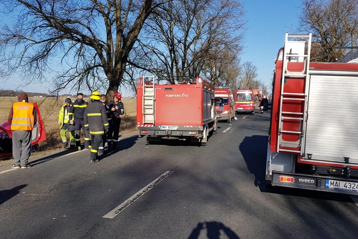 Arad: Accident grav pe D79, Arad-Oradea: o mașină a intrat într-un copac, 2 persoane fiind grav rănite