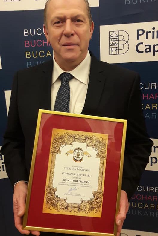 Arad: Cunoscutul sportiv, Helmuth Duckadam, născut în județul Arad, a devenit "cetățean de onoare al Municipiului București". "Într-o zi, poate voi fi desemnat şi la mine acasă, la Arad"