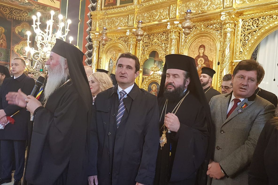 Arad: Legământul pe care oficialii din Arad l-au făcut, duminică, în fața altarului Catedralei Arhiepiscopale din Arad. Au fost provocați chiar de către IPS Părinte IOAN, Mitropolitul Banatului