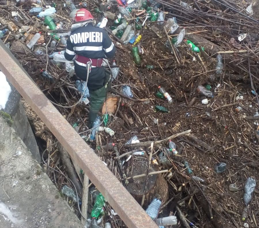 Arad: Pompierii din Arad intervin chiar în ziua de Crăciun pentru decolmatarea unui pod ce amenința să producă inundații. Intervenții similare au avut loc și în Ajunul de Crăciun