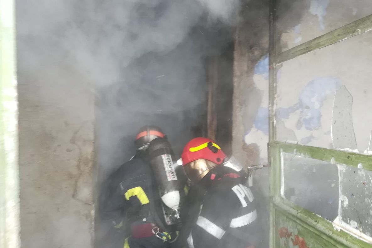 Arad: Incendiu cu două victime rănite grav, în județul Arad