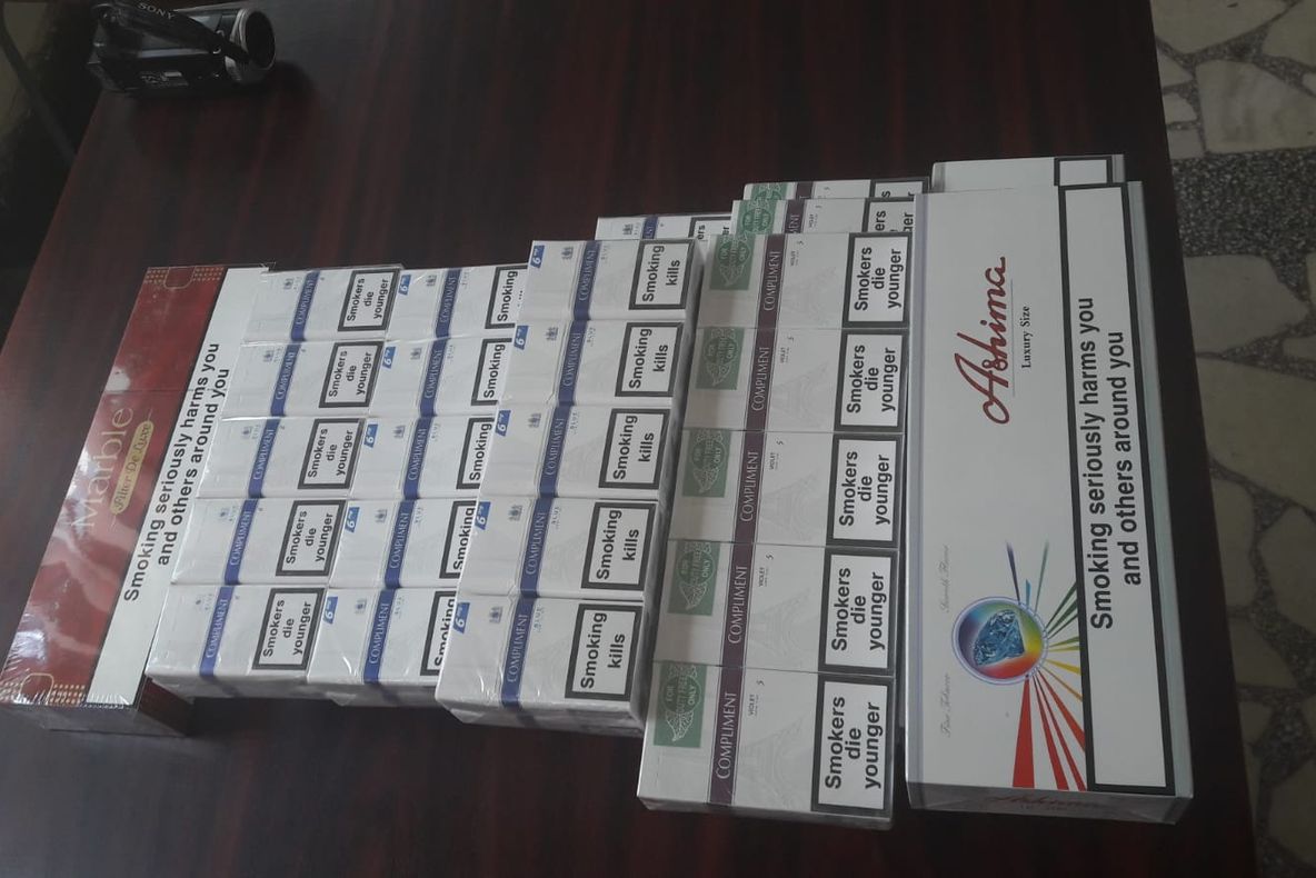 Arad: 155 de pachete cu țigări de contrabandă, confiscate într-o piață din Arad