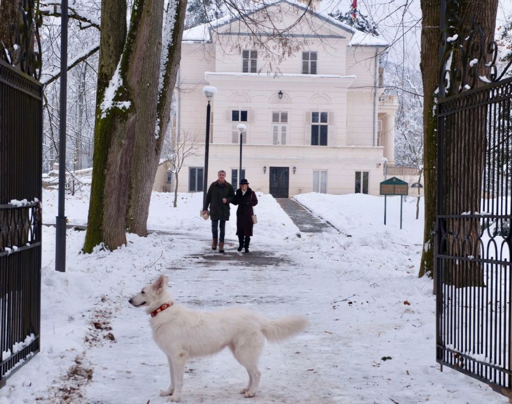 Arad: Majestatea Sa Margareta și Alteța Sa Regală Principele Radu au oferit daruri de Crăciun angajaților de la Săvârșin. Tradiția a fost începută de către Regele Mihai în 1943