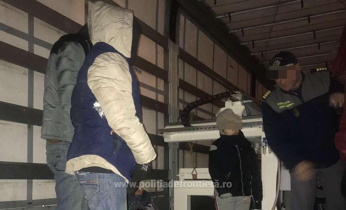 Arad: 24 de migranți din Irak și Siria, printre care 5 minori, ascunși într-un TIR din Turcia pentru a ieși ilegal din România
