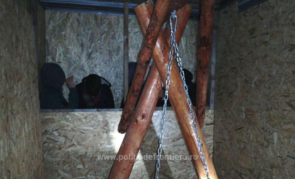 Arad: 5 migranți din Turcia, ascunși într-un loc special amenajat al unei autoutilirare condusă de un arădean. Ce transporta oficial