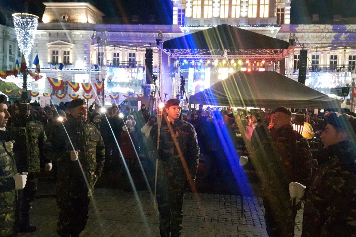 Arad: Militarii din Cetatea Aradului, retragere spectaculoasă cu torțele aprinse