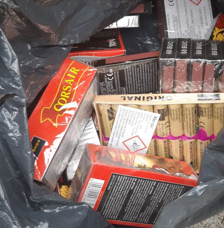 Arad: Materiale pirotehnice și țigări de contrabandă, confiscate de către jandarmii din Arad
