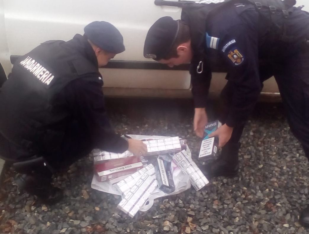 Arad: 100 de pachete cu țigări de contrabandă, confiscate de către jandarmi chiar în centrul Aradului. Cum s-a dat de gol traficantul