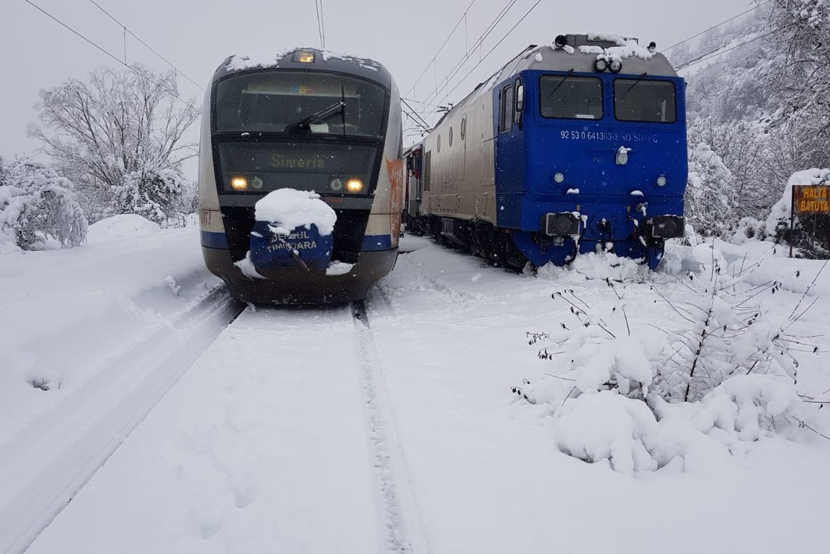 Arad: Trenul Arad-Oradea a fost blocat joi seara, în județul Arad, după ce un microbuz de persoane s-a blocat pe calea ferată 