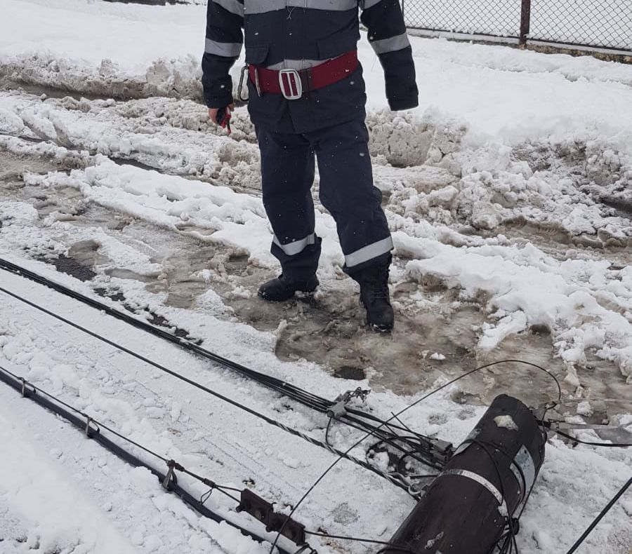 Arad: De 5 zile fără curent. La Săvârșin, oamenii au scos cutiile cu alimente în zăpadă și gheață de teamă să nu se altereze și au epuizat generatoarele de curent din zonă